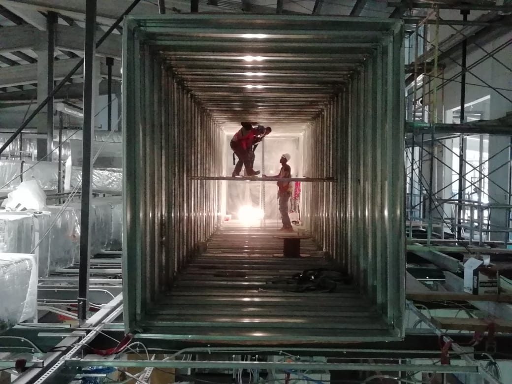 Sala de máquinas HVAC con manejadora de aire VTS y tubería de agua helada instaladas por Ecoaire