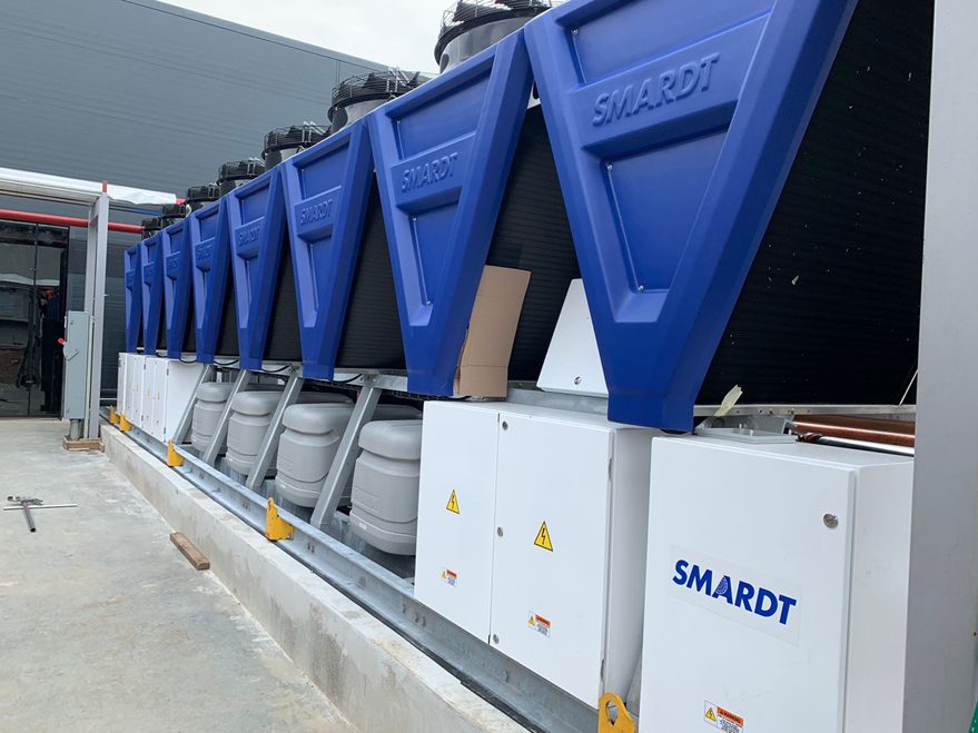 Izaje de chiller Smardt durante la instalación en MicroVention-Terumo, equipo de Ecoaire en sitio