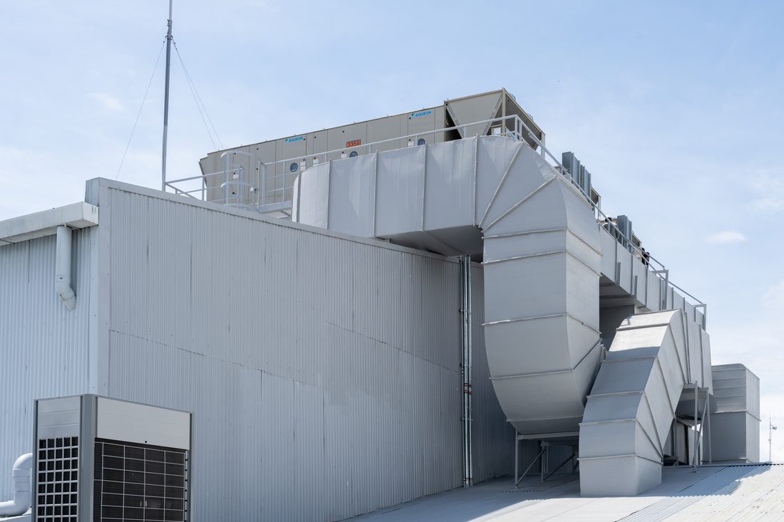 Unidad de aire acondicionado tipo paquete Daikin Rebel Applied instalada por Ecoaire para la sala principal del teatro