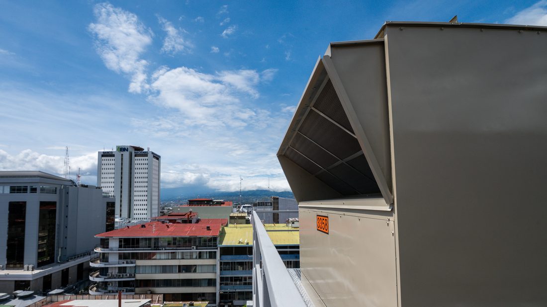 Unidad condensadora VRF LG Electronics instalada por Ecoaire para camerinos y oficinas del teatro