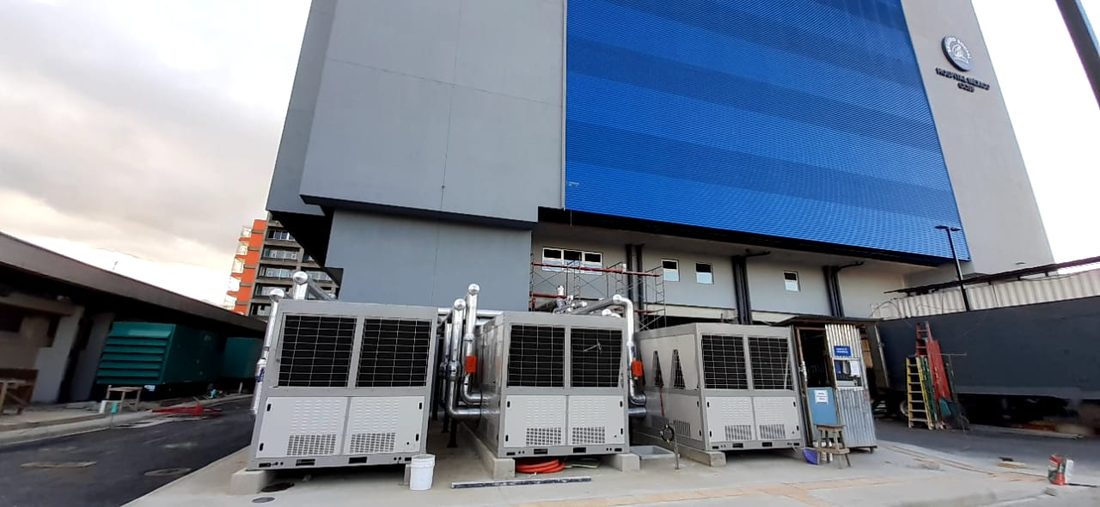 Vista exterior de la Torre Quirúrgica del Hospital México con chillers Ecoaire instalados en planta