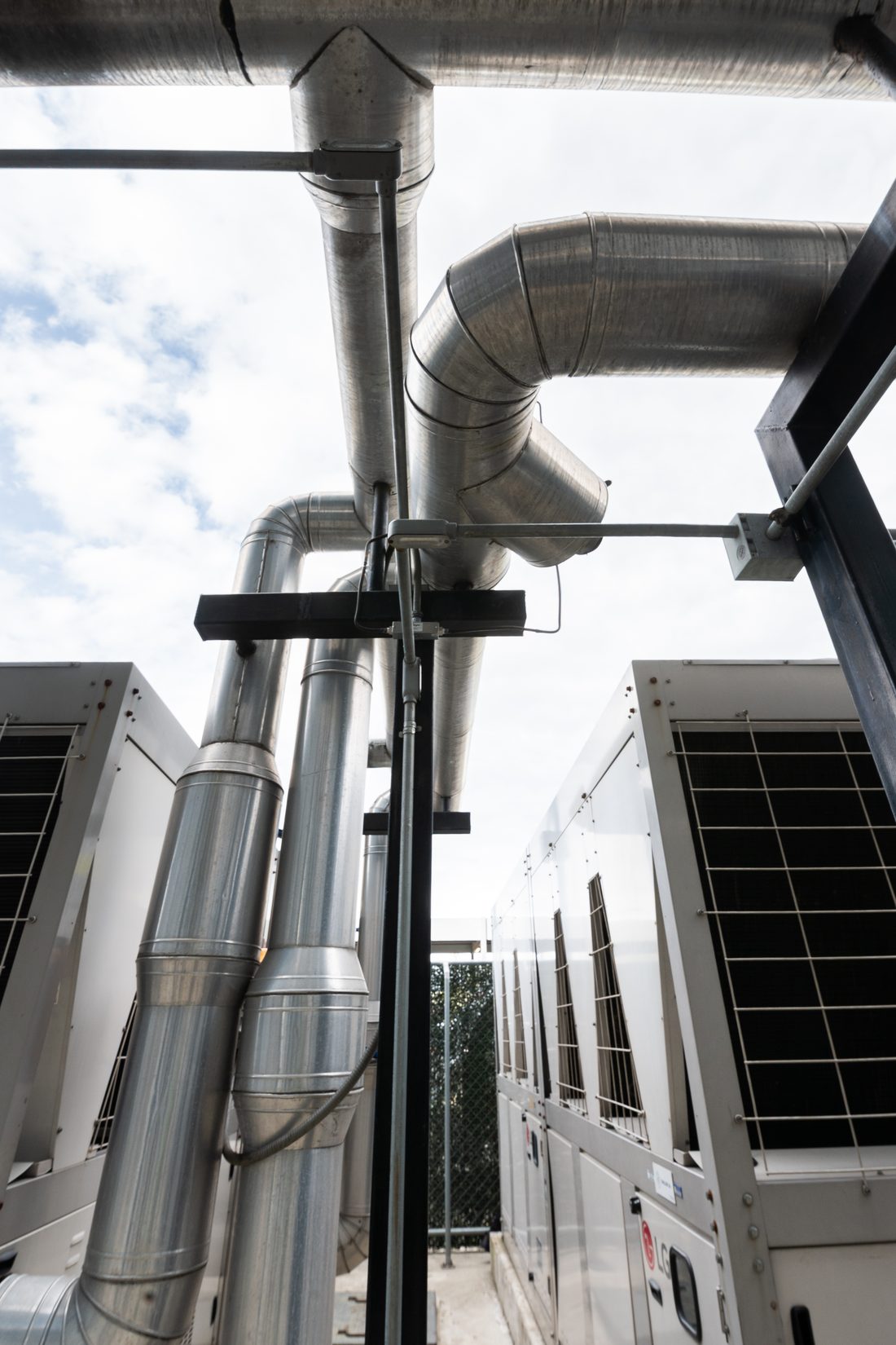 Interconexión técnica de tuberías y chillers en la Torre Quirúrgica del Hospital México